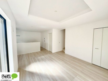 ���r���O�@���R�����������ޒg���ȃ��r���O�B��������ɂ͓Ǐ��₨���Q�ł����Ȃ���̂�т�Ɖ߂����ЂƎ����B