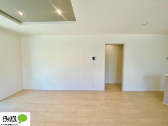 ���r���O�@���R�����������ޒg���ȃ��r���O�B��������ɂ͓Ǐ��₨���Q�ł����Ȃ���̂�т�Ɖ߂����ЂƎ����B