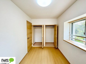 �o���R�j�[�@�N���[�[�b�g�́A�����E���s��������A��̒����ߗނ����N���N���[�\�ł�