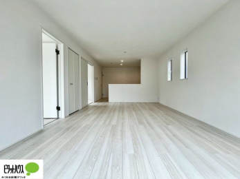 ���r���O�@18���̃��r���O�́A�Ƌ�̔z�u���l���₷�������`�^�ł��B�߂����₷���Ƒ��݂�Ȃ̌e���̏�ɁB