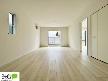 ���r���O�@���R�����������ޒg���ȃ��r���O�B��������ɂ͓Ǐ��₨���Q�ł����Ȃ���̂�т�Ɖ߂����ЂƎ����B