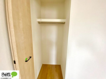 ���[�@�N���[�[�b�g�́A�����E���s��������A��̒����ߗނ����N���N���[�\�ł�