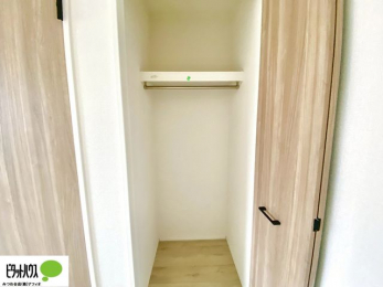 ���[�@�N���[�[�b�g�́A�����E���s��������A��̒����ߗނ����N���N���[�\�ł�