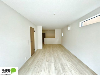 ���r���O�@���R�ƉƑ��̊炪���킹����l�C�̃��r���O�C���K�i�B