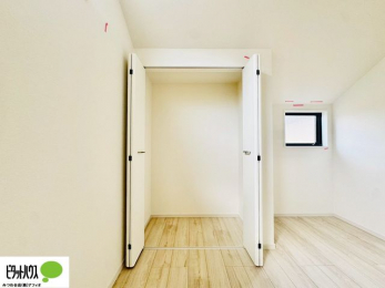 ���[�@�N���[�[�b�g�́A�����E���s��������A��̒����ߗނ����N���N���[�\�ł�