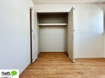 ���[�@�N���[�[�b�g�́A�����E���s��������A��̒����ߗނ����N���N���[�\�ł�