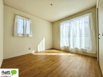 ���̑����ρ@�傫�ȑ����疾�邢�z�˂�������܂��B