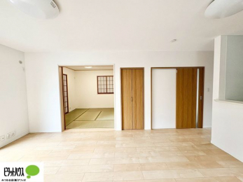 ���r���O�@���R�����������ޒg���ȃ��r���O�B��������ɂ͓Ǐ��₨���Q�ł����Ȃ���̂�т�Ɖ߂����ЂƎ����B