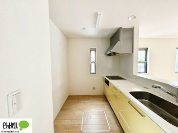 �L�b�`���@�Ζʃ^�C�v�Ȃ�L�b�`�����ɂ��Ȃ��炲�Ƒ��₨�q�l�Ƃ̉�b���y���߂܂��B