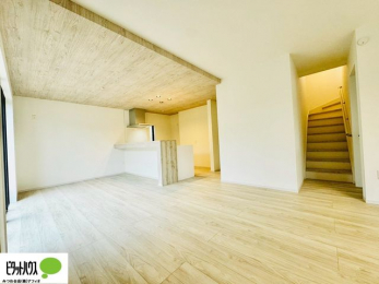 ���r���O�@���R�ƉƑ��̊炪���킹����l�C�̃��r���O�C���K�i�B