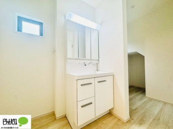 ���ʑ�E���ʏ��@���ʏ��Ɏ��[�X�y�[�X��݂��܂����B������^�I���A�X�g�b�N��܂Ȃǉ����Ƒ����̂Ń��l���ɃX�y�[�X������Əd�󂵂܂��B