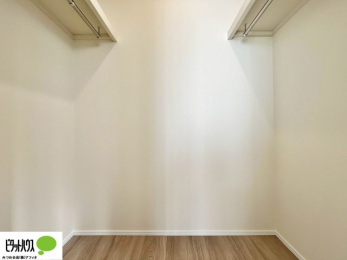 ���[�@�傫�ȃE�H�[�N�C���N���[�[�b�g�ɂ́A�G�ߕ��̈ߗނȂǂ܂Ƃ߂Ď��[�ł��A���������L���g���܂��B