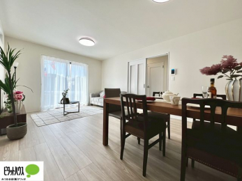 ���r���O�@���R�����������ޒg���ȃ��r���O�B��������ɂ͓Ǐ��₨���Q�ł����Ȃ���̂�т�Ɖ߂����ЂƎ����B