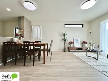 ���r���O�@���r���O�͉Ƌ�̔z�u���l���₷�������`�^�ł��B�߂����₷���Ƒ��݂�Ȃ̌e���̏�ɁB