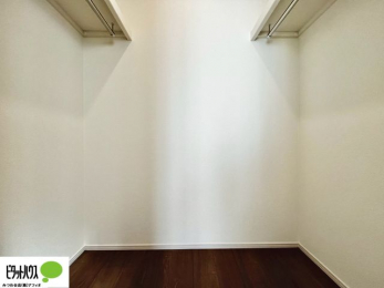 ���[�@�傫�ȃE�H�[�N�C���N���[�[�b�g�ɂ́A�G�ߕ��̈ߗނȂǂ܂Ƃ߂Ď��[�ł��A���������L���g���܂��B