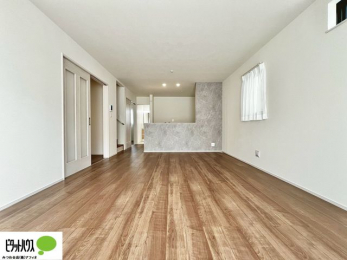 ���r���O�@17���̃��r���O�́A�Ƌ�̔z�u���l���₷�������`�^�ł��B�߂����₷���Ƒ��݂�Ȃ̌e���̏�ɁB