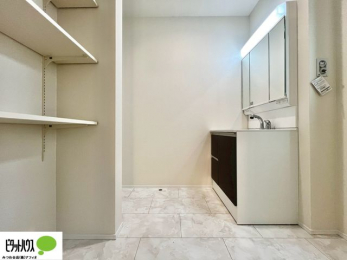 ���ʑ�E���ʏ��@���ʏ��Ɏ��[�X�y�[�X��݂��܂����B������^�I���A�X�g�b�N��܂Ȃǉ����Ƒ����̂Ń��l���ɃX�y�[�X������Əd�󂵂܂��B