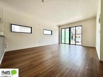 ���̑��@�傫�ȑ��̂��郊�r���O�͖��邭�A���ʂ����ǂ��A�Ƒ��݂�Ȃ̏΂����������n��܂�