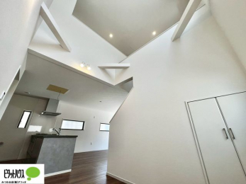 ���̑��@�����������疾�邢�����������郊�r���O�ł��B