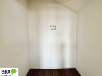 ���[�@�傫�ȃE�H�[�N�C���N���[�[�b�g�ɂ́A�G�ߕ��̈ߗނȂǂ܂Ƃ߂Ď��[�ł��A���������L���g���܂�