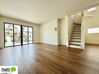 ���r���O�@���R�����������ޒg���ȃ��r���O�B��������ɂ͓Ǐ��₨���Q�ł����Ȃ���̂�т�Ɖ߂����ЂƎ����B