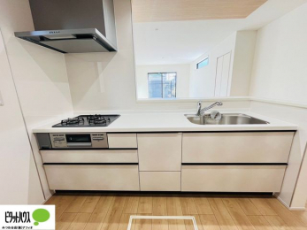 �L�b�`���@�{�H��ʐ^�@�l�C�̃J�E���^�[�L�b�`������́A���r���O�ɂ��邲�Ƒ��̗l�q���f���܂��B