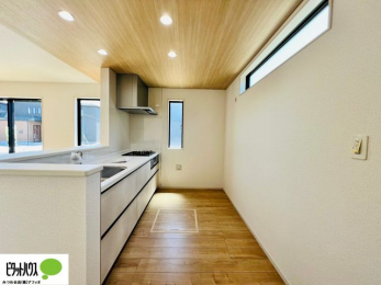 �L�b�`���@�{�H��ʐ^�F�l�C�̃J�E���^�[�L�b�`������́A���r���O�ɂ��邲�Ƒ��̗l�q���f���܂�