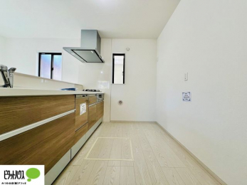 �L�b�`���@�{�H��ʐ^�@�l�C�̃J�E���^�[�L�b�`������́A���r���O�ɂ��邲�Ƒ��̗l�q���f���܂�