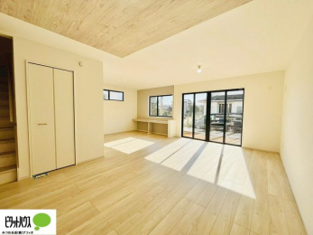 ���r���O�@���R�ƉƑ��̊炪���킹����l�C�̃��r���O�C���K�i�B