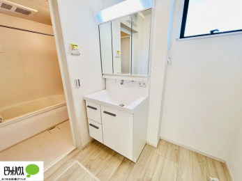 ���ʑ�E���ʏ��@�O�ʋ��̗���A�V���N���ȂǑ������[��������A�L�X�Ƃ������ʉ��ϑ�ł��B