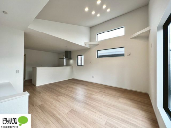 ���̑��@�傫�ȑ��̂��郊�r���O�͖��邭�A���ʂ����ǂ��A�Ƒ��݂�Ȃ̏΂����������n��܂�