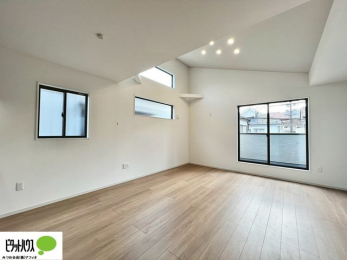 ���̑��@�傫�ȑ�����ۓI�ȃ��r���O�́A�������邢��C�ɂ��Ă���܂��ˁB