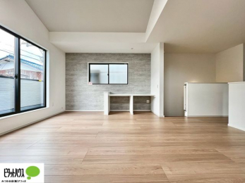 ���̑��@���r���O�͉Ƒ��ōL�X�Ɖ߂�����18���B�L�b�`�����烊�r���O�����ʂ��āA���q����̗l�q���΂�����B