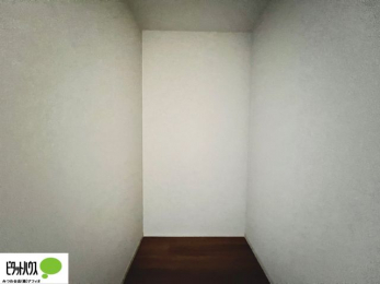 ���[�@�傫�ȃE�H�[�N�C���N���[�[�b�g�ɂ́A�G�ߕ��̈ߗނȂǂ܂Ƃ߂Ď��[�ł��A���������L���g���܂�