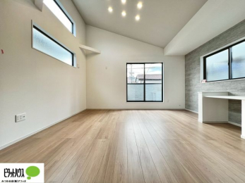 ���r���O�@���R�����������ޒg���ȃ��r���O�B��������ɂ͓Ǐ��₨���Q�ł����Ȃ���̂�т�Ɖ߂����ЂƎ����B