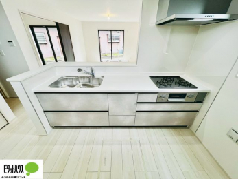 �L�b�`���@�{�H��ʐ^�@�l�C�̃J�E���^�[�L�b�`������́A���r���O�ɂ��邲�Ƒ��̗l�q���f���܂�