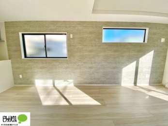 ���r���O�@���r���O�͉Ƒ��ōL�X�Ɖ߂�����19.4���B�L�b�`�����烊�r���O�����ʂ��āA���q����̗l�q���΂�����B