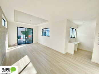 ���r���O�@�傫�ȑ��̂��郊�r���O�͖��邭�A���ʂ����ǂ��A�Ƒ��݂�Ȃ̏΂����������n��܂�