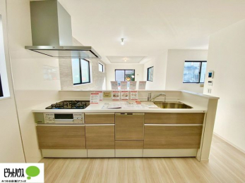 �L�b�`���@�l�C�̃J�E���^�[�L�b�`������́A���r���O�ɂ��邲�Ƒ��̗l�q���f���܂�