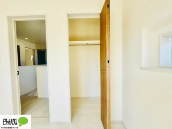 �q�������@�N���[�[�b�g�́A�����E���s��������A��̒����ߗނ����N���N���[�\�ł�