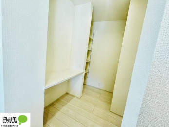 ���[�@�L�b�`�����ɂ͒݌˒I�ƃJ�E���^�[���[�t���Œ������̐����⏬�������q�l�̂���`�����ł��܂��B