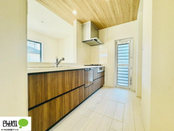 �L�b�`���@�l�C�̃J�E���^�[�L�b�`������́A���r���O�ɂ��邲�Ƒ��̗l�q���f���܂�