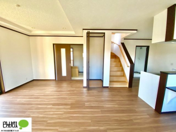 ���r���O�@���R�ƉƑ��̊炪���킹����l�C�̃��r���O�C���K�i�B