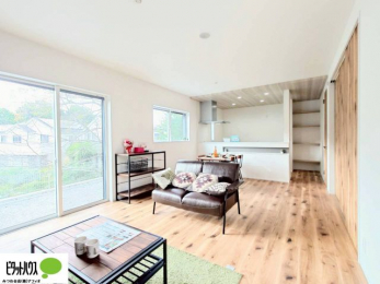 ���ӊ��@�傫�ȑ��̂��郊�r���O�͖��邭�A���ʂ����ǂ��A�Ƒ��݂�Ȃ̏΂����������n��܂�