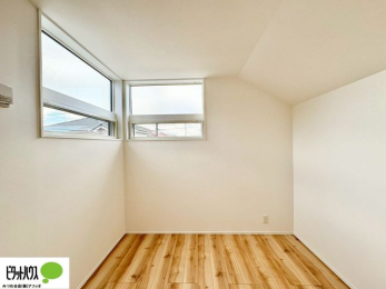 �q�������@�傫�ȑ����疾�邢�z�˂�������܂��B