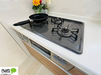 �L�b�`���@�{�H��ʐ^�F�l�C�̃J�E���^�[�L�b�`������́A���r���O�ɂ��邲�Ƒ��̗l�q���f���܂�