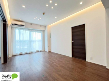 ���̑��@�傫�ȑ��̂��郊�r���O�͖��邭�A���ʂ����ǂ��A�Ƒ��݂�Ȃ̏΂����������n��܂�