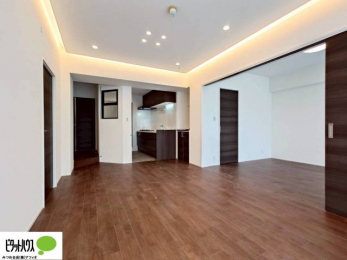 ���r���O�@���R�����������ޒg���ȃ��r���O�B��������ɂ͓Ǐ��₨���Q�ł����Ȃ���̂�т�Ɖ߂����ЂƎ����B