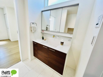 ���ʑ�E���ʏ��@�O�ʋ��̗���A�V���N���ȂǑ������[��������A�L�X�Ƃ������ʉ��ϑ�ł��B