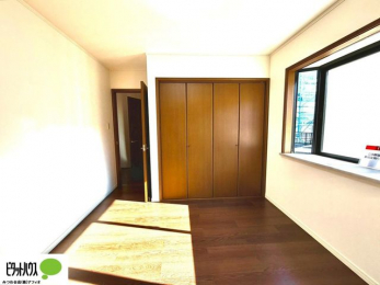 �q�������@�N���[�[�b�g�́A�����E���s��������A��̒����ߗނ����N���N���[�\�ł�